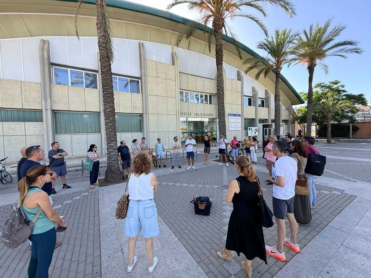 Asamblea del Club de Atletismo San Vicente del Raspeig frente al pabellón polideportivo.